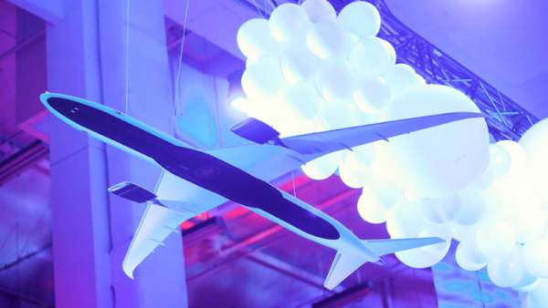 航空公司的慈善晚宴活動(dòng)直接開(kāi)了一條飛機(jī)跑道，還有飛機(jī)懸掛在頭頂