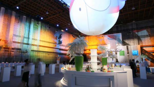 動(dòng)畫(huà)劇集的十周年慶典活動(dòng)現(xiàn)場(chǎng)風(fēng)趣幽默，剪紙技術(shù)也被應(yīng)用在活動(dòng)裝飾上