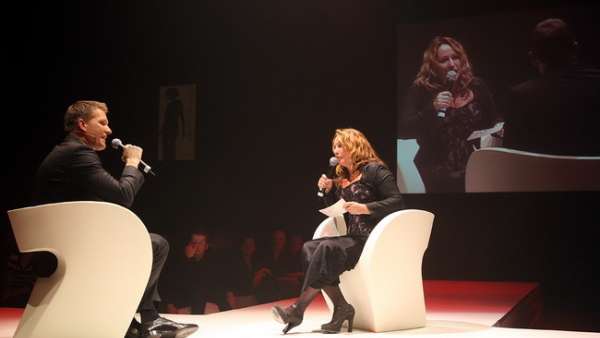 獵頭公司的行業(yè)會(huì)議活動(dòng)其實(shí)并不嚴(yán)肅刻板，七彩燈光更活躍