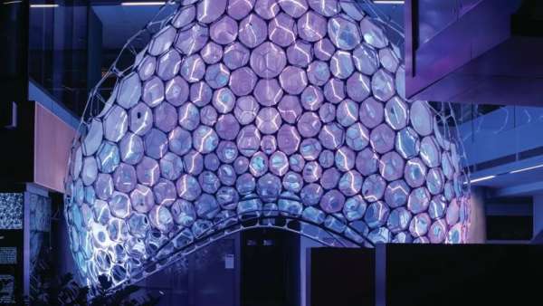 微軟首例沉浸式展覽裝置可以將匿名數(shù)據(jù)轉化為精致的光與彩之舞