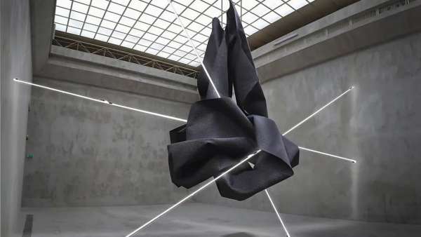 來(lái)自自然風(fēng)貌的這組藝術(shù)展覽活動(dòng)，都把物質(zhì)凝聚成了光