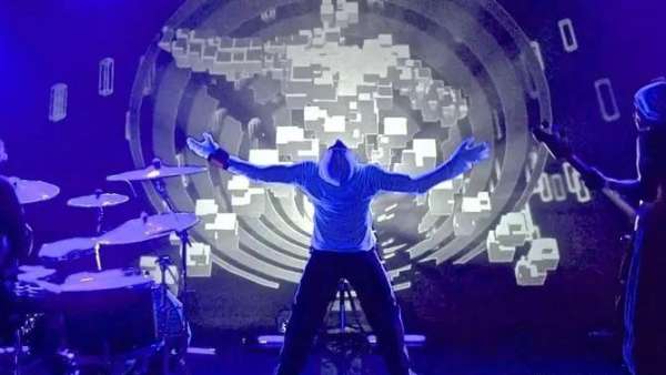 用動(dòng)作就能操縱視覺的演出活動(dòng)未來氣息滿滿，身臨其境的視覺效果很大膽