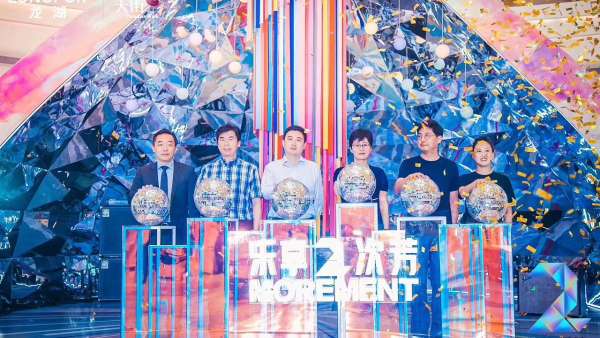 在舞臺上加上冰屏的開業(yè)慶典活動更炫彩，鐳射元素布場更切合活動主題