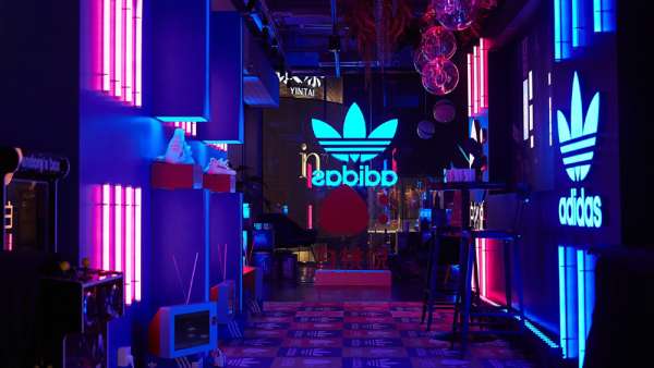 跨界合作主題展覽活動(dòng)碰撞出一股夢(mèng)幻蒸汽波，立體縱深感隨手都是大片