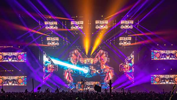 塔科馬巨蛋里的這場盛典活動驚艷了視覺，舞美設(shè)計(jì)更是杠杠的