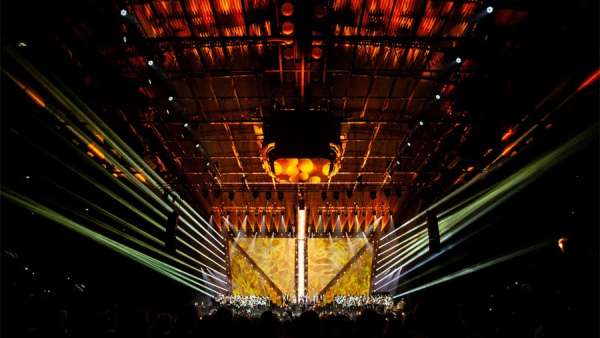 周年慶典活動(dòng)策劃的這個(gè)開(kāi)幕活動(dòng)融合了不同領(lǐng)域的700名藝術(shù)家，燃爆現(xiàn)場(chǎng)