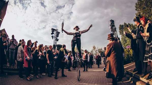 蒸汽朋克風(fēng)格的員工派對(duì)活動(dòng)轉(zhuǎn)身策劃成一個(gè)迷你的明日世界，酷酷酷