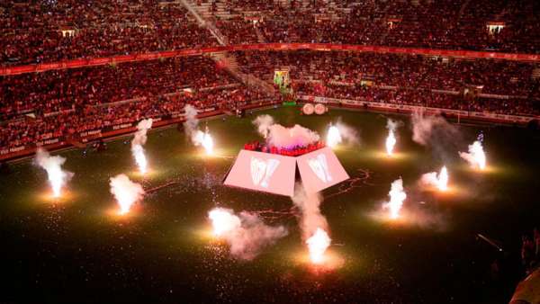 梯形屏幕的舞美設(shè)計(jì)點(diǎn)燃了冠軍慶典活動(dòng)現(xiàn)場(chǎng)，策劃亮點(diǎn)層層點(diǎn)亮現(xiàn)場(chǎng)