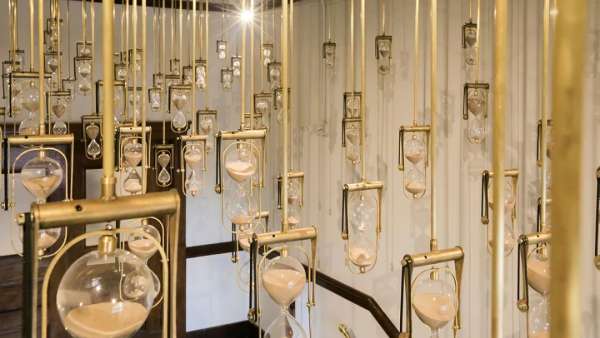 用150個(gè)沙漏打造的藝術(shù)展覽活動(dòng)裝置，妥妥地體現(xiàn)了時(shí)間的復(fù)雜性