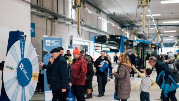 公交線路為社區(qū)的年輕人和老年人策劃了一場(chǎng)別致的開通儀式活動(dòng)