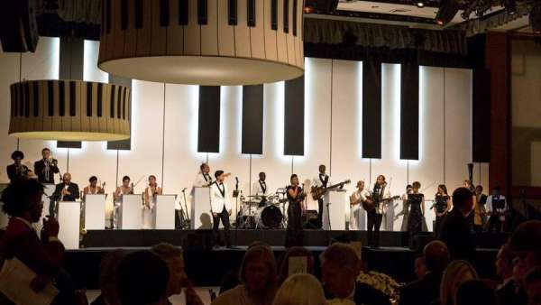 鋼琴黑白鍵的活動舞美設計沒見過吧，這場慶典活動策劃的舞臺亮眼了