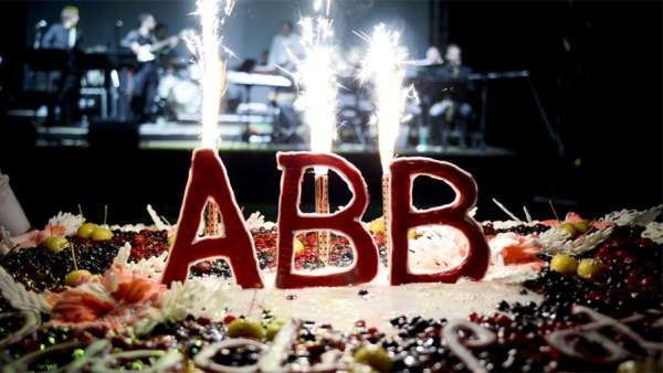 周年慶典派對(duì)活動(dòng)上創(chuàng)造的品牌標(biāo)志營(yíng)造了一個(gè)巧妙的視覺(jué)效果