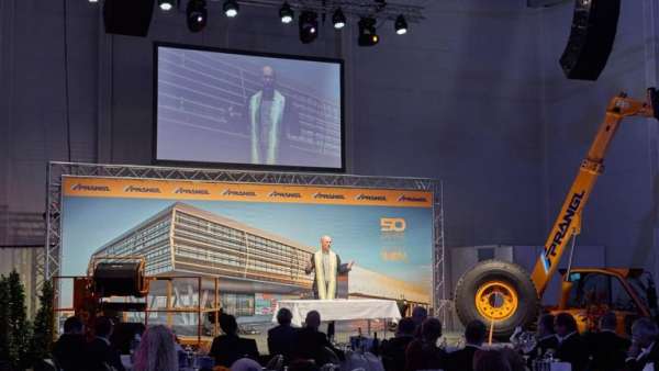 這次的VIP活動(dòng)現(xiàn)場(chǎng)策劃的一排排工程吊裝讓人莫名肅然起敬