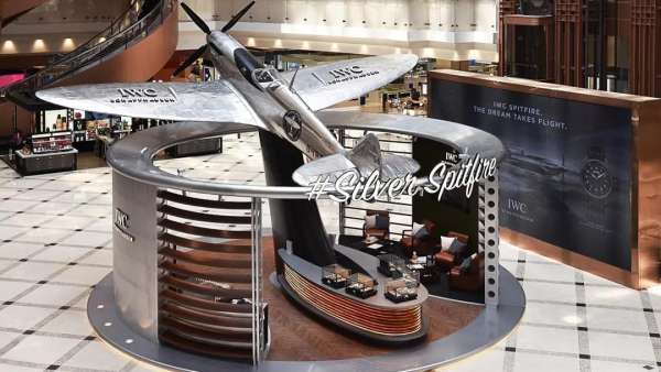 快閃展覽活動(dòng)竟策劃了一架銀翼噴火戰(zhàn)斗機(jī)，高貴雅致與機(jī)械質(zhì)感撲面而來(lái)