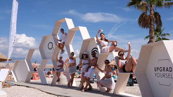 你能想象避孕套的產(chǎn)品發(fā)布展覽活動(dòng)現(xiàn)場嗎？六角形裝置很顯眼