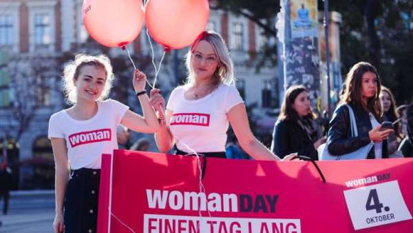 婦女節(jié)推廣活動策劃的主角是一個“超大”購物袋，好玩！