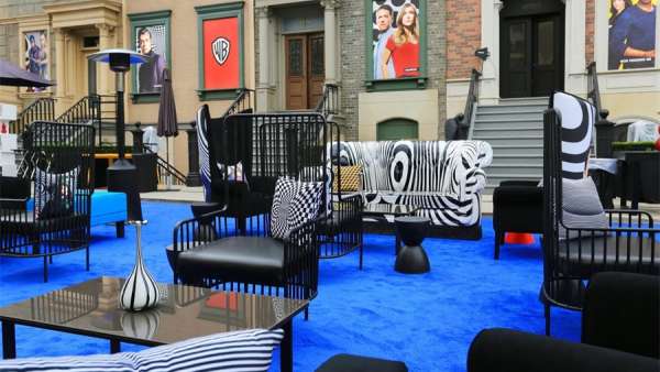 像素化黑白點(diǎn)搭配著線條的設(shè)計(jì)成就了這次推廣活動策劃的全新亮點(diǎn)