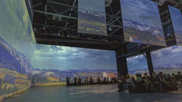 沉浸式藝術(shù)展覽活動(dòng)用夢(mèng)幻般的細(xì)節(jié)呈現(xiàn)了一個(gè)個(gè)大師的經(jīng)典杰作