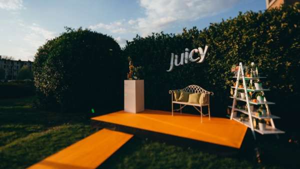 飲品的周年活動(dòng)策劃了一場(chǎng)綠色的充滿正能量的派對(duì)活動(dòng)