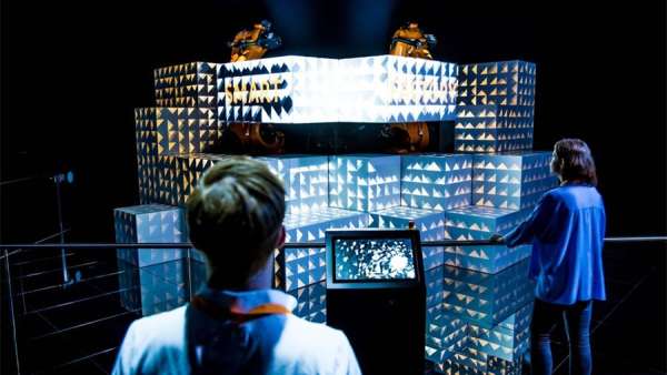 品牌新品發(fā)布展覽活動強化了視覺感官的重要性，展廳形式對比鮮明