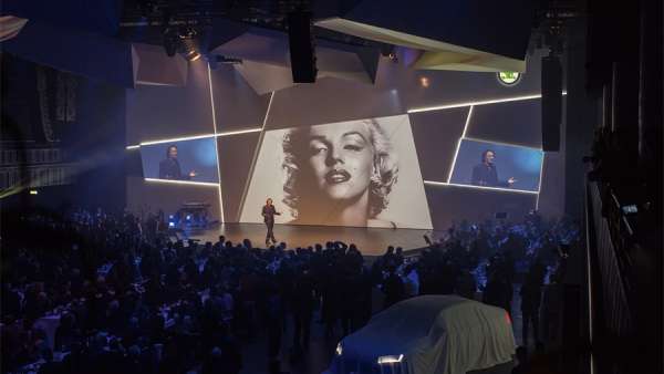 這次的汽車發(fā)布會(huì)展覽活動(dòng)采用大型交響樂團(tuán)拉開活動(dòng)序幕