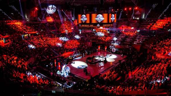 航空杯歐洲聯(lián)賽的慶典活動策劃的圓柱形紗幕成為視覺焦點(diǎn)