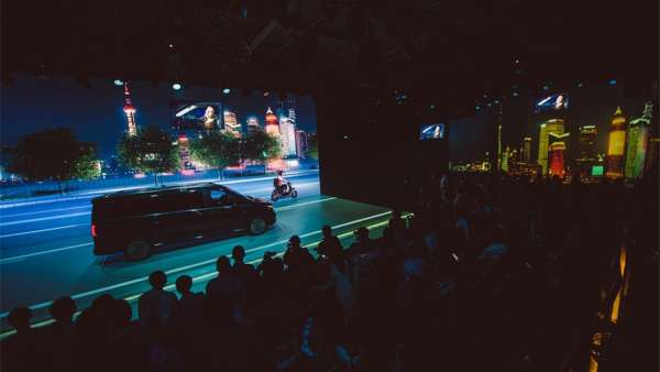 奔馳汽車發(fā)布會(huì)活動(dòng)策劃的小劇場(chǎng)打破傳統(tǒng)，吸引了觀眾的吸引力