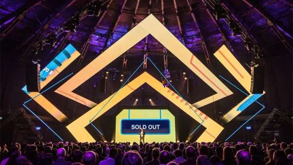 短期住宿峰會活動策劃了內容豐富的座談會，其舞美設計酷炫得不要不要的