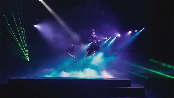 慈善晚會(huì)活動(dòng)專門(mén)策劃制作的旁白拉開(kāi)了盛典的序幕，空中表演更精彩