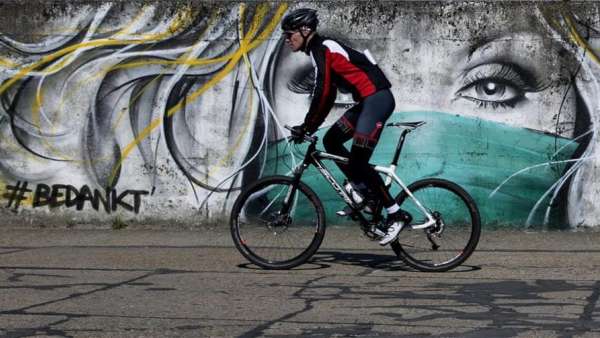 這場刷爆網(wǎng)絡的街頭藝術展覽活動策劃的主題竟是這次的新冠疫情