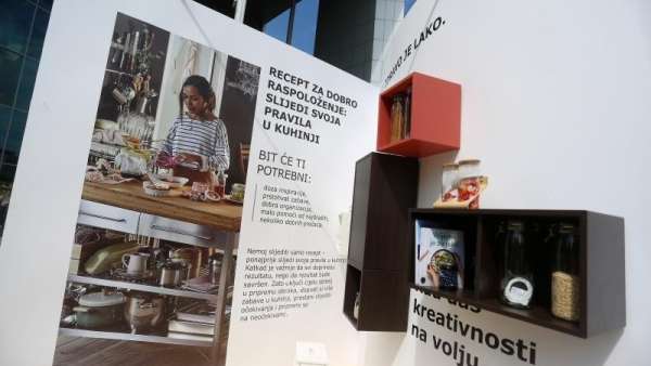 宜家以戶外快閃店展覽活動的形式詮釋了家居商品目錄的某些產(chǎn)品