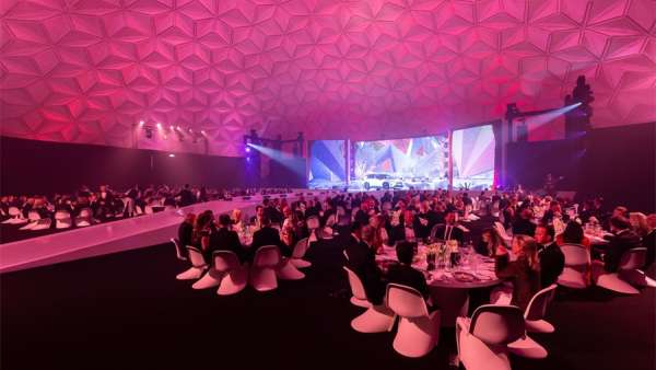 這場汽車發(fā)布會活動更像是一場藝術(shù)表演，策劃的節(jié)目無縫匹配了新車的發(fā)布