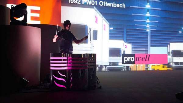 感官體驗極強的25周年慶典活動直接把舊的廠房改成了活動現(xiàn)場