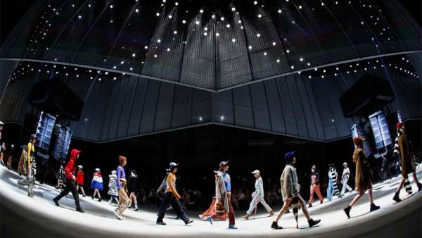 國內服裝品牌發(fā)布會活動策劃的舞美驚艷了全場