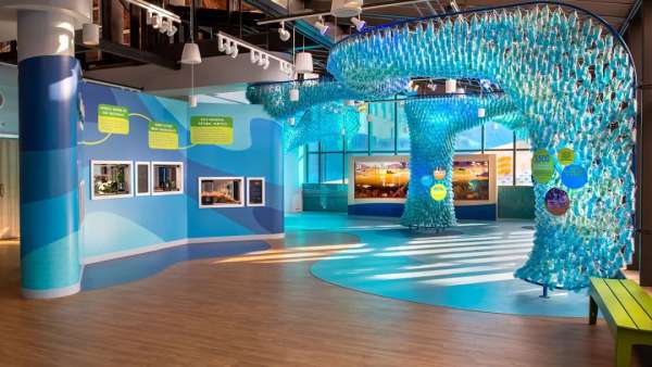 環(huán)保藝術(shù)家用一批藝術(shù)展覽活動裝置詮釋了保護(hù)環(huán)境的想法和觀點(diǎn)