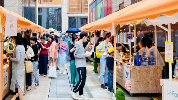 這個(gè)甜品嘉年華活動(dòng)策劃得太甜蜜了，下雨都擋不住欣賞的腳步