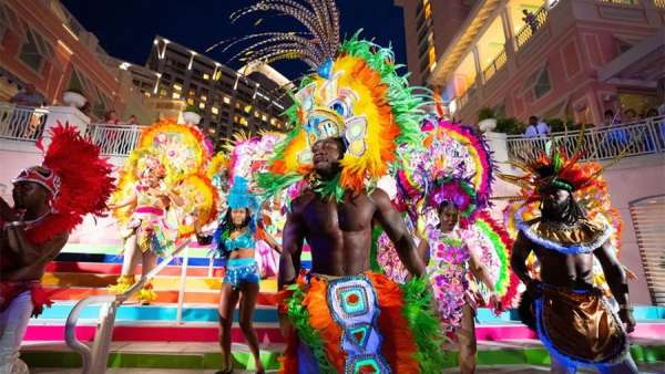 訂婚峰會的泳池歡迎派對活動策劃夠明亮，驚嘆的娛樂讓賓客驚呼