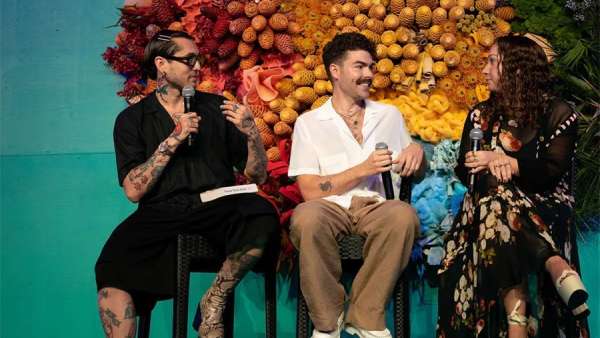 全體大會活動策劃的明亮顏色和花朵裝飾，與熱帶主題匹配度超高