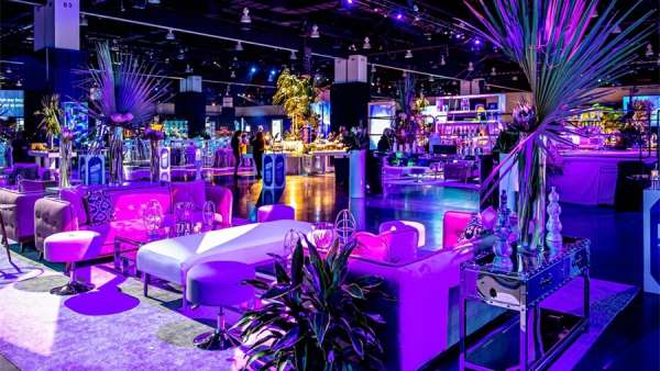 燈光色調(diào)也能策劃出高格調(diào)的派對(duì)活動(dòng)，看著就覺得奢侈