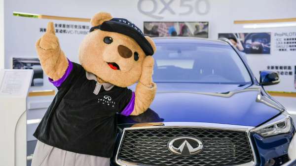 新英菲尼迪QX50快閃展覽活動(dòng)亮相上海久光百貨，雨后客流感人