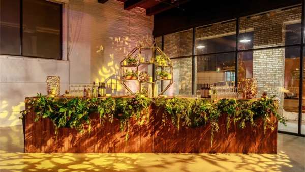 當落日黃遇上綠植和粉色光圈，這場派對活動策劃更生機盎然了