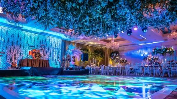 熱帶主題派對活動(dòng)策劃的各色花卉布置打破了傳統(tǒng)的棕櫚樹風(fēng)