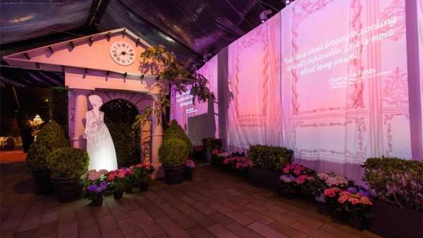 禮服回顧展覽晚宴活動處處顯精心，高級格調(diào)隨處可見