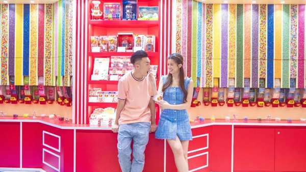 4000尺的糖果展覽活動準備了潮流打卡點，還能DIY棒棒糖呢