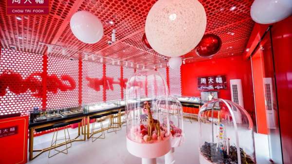 周大福集裝箱快閃店展覽活動(dòng)紅色的箱殼點(diǎn)燃了眼里的火熱