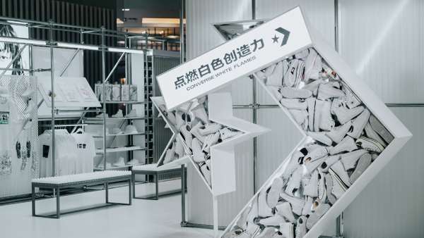 白色火焰快閃店展覽活動的火焰“燒”得很旺，還能現(xiàn)場個性化定制