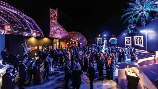 這場海底風(fēng)格的慈善晚宴活動策劃的老式船艙通道太有意思了