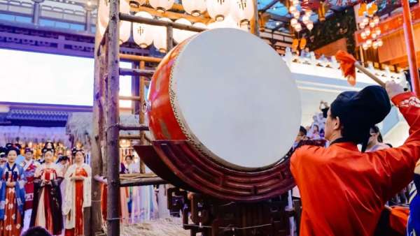 古代創(chuàng)意市集活動現(xiàn)場驚現(xiàn)百余位漢服同胞，策劃表演體驗十足