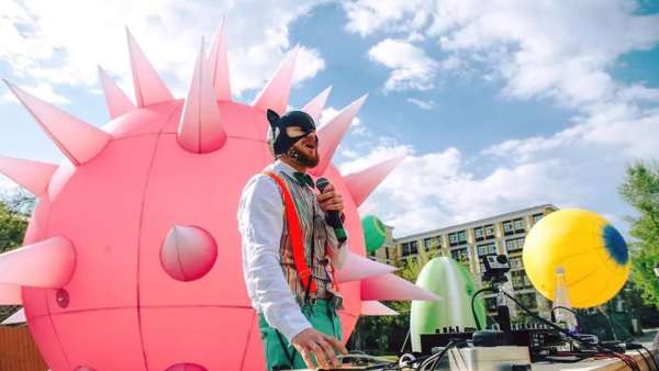 俄羅斯設(shè)計師的空間花粉藝術(shù)展覽活動裝置色彩太豐富了