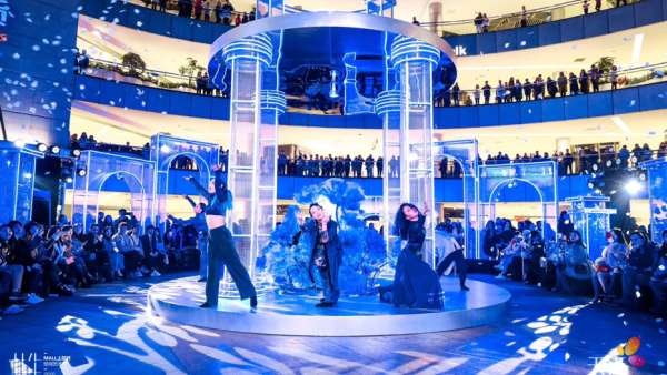 天街的空間藝術(shù)展覽活動(dòng)裝置攝取古羅馬建筑特色，藝術(shù)感超強(qiáng)